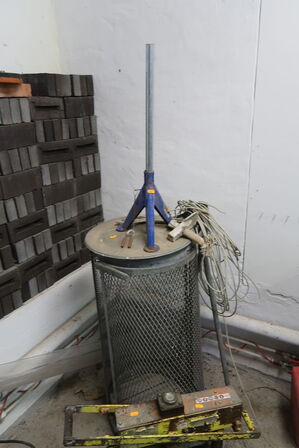 Kabeltromle, sikkerhedshjelm, skraldespand, div. Mursten m.m.