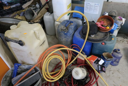 Div. Dunke med indhold samt reol med indhold