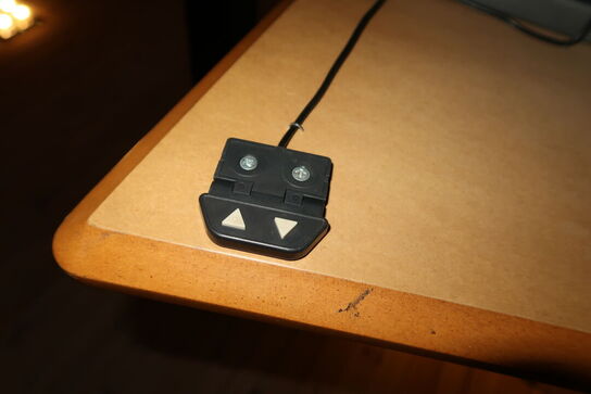 El. hæve/sænke skrivebord uden indhold, 2 stk. kontorstol