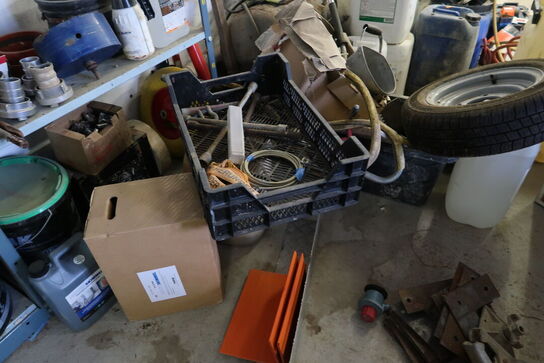 Lagerreol med div. Værktøj og reservedele