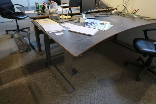 El. hæve/sænke skrivebord, kontorstol, computerskærm