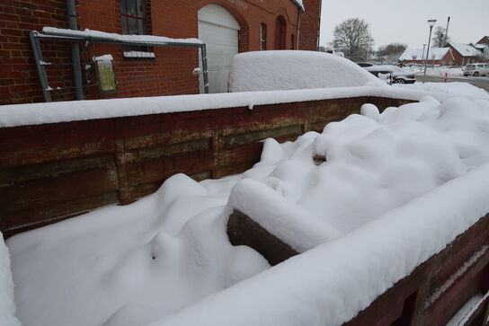 Affaldscontainer med indhold