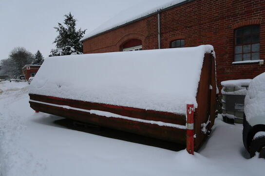 Affaldscontainer med indhold