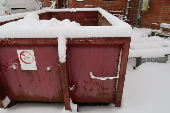 Affaldscontainer med indhold