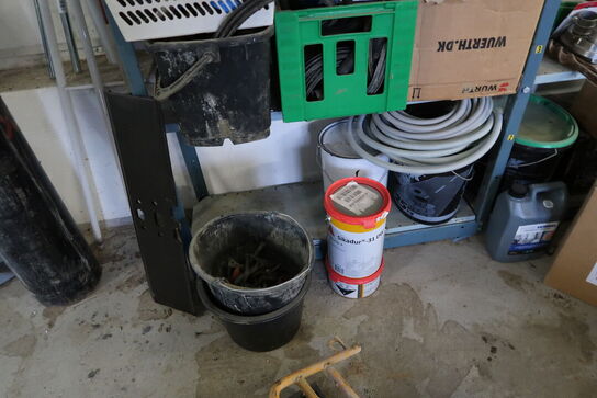 Lagerreol med div. Værktøj og reservedele