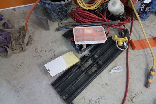 Div. Dunke med indhold samt reol med indhold