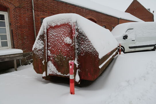 Affaldscontainer med indhold