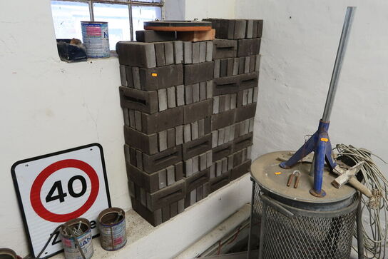 Kabeltromle, sikkerhedshjelm, skraldespand, div. Mursten m.m.