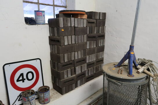 Kabeltromle, sikkerhedshjelm, skraldespand, div. Mursten m.m.