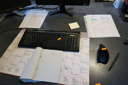 2 stk. computerskærme ACER, labelprinter DYMO, tastatur, mus, computer