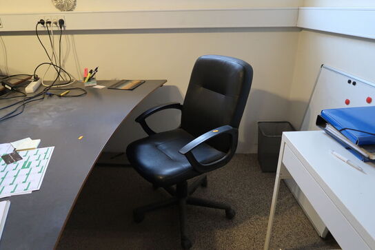 El. hæve/sænke skrivebord, kontorstol, computerskærm