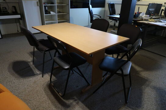 Bord med 5 stk. stole