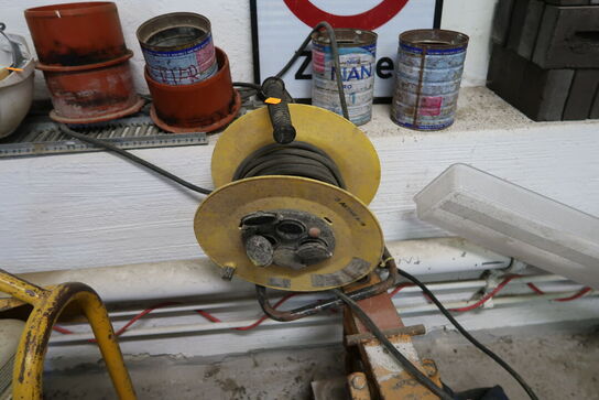 Kabeltromle, sikkerhedshjelm, skraldespand, div. Mursten m.m.