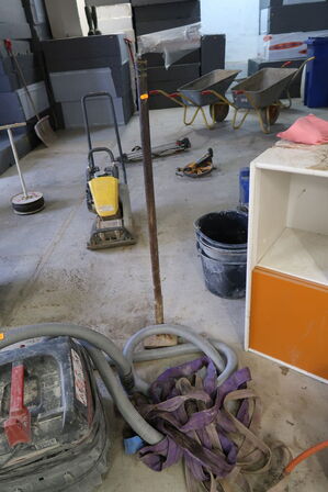 Div. Dunke med indhold samt reol med indhold