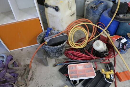 Div. Dunke med indhold samt reol med indhold