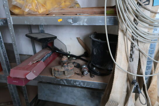 2 stk. lagerreoler med div. Varelager og reservedele