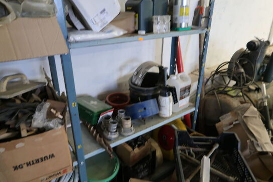 Lagerreol med div. Værktøj og reservedele