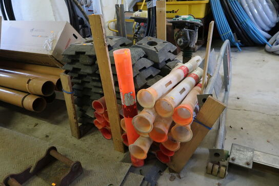 2 stk. paller med afspærringsstolper