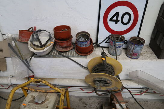 Kabeltromle, sikkerhedshjelm, skraldespand, div. Mursten m.m.