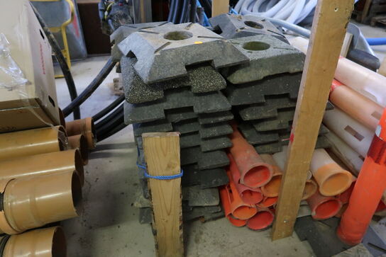 2 stk. paller med afspærringsstolper