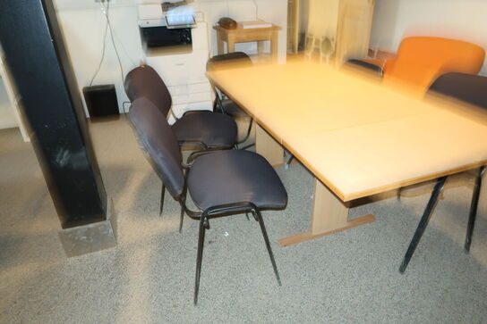 Bord med 5 stk. stole