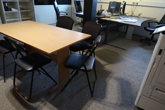 Bord med 5 stk. stole