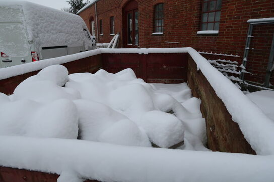 Affaldscontainer med indhold