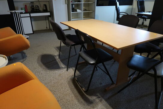 Bord med 5 stk. stole