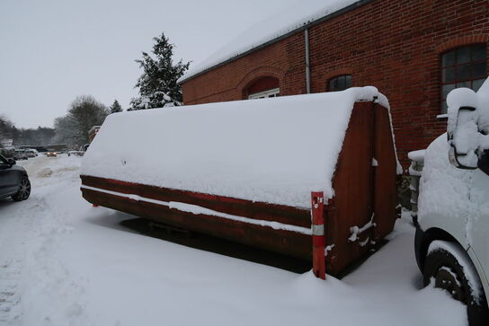 Affaldscontainer med indhold