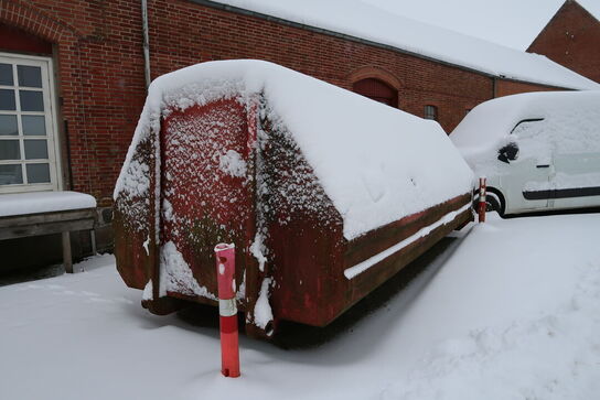 Affaldscontainer med indhold