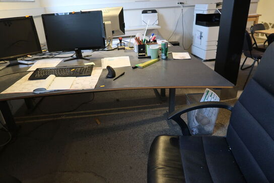 El. hæve/sænke skrivebord uden indhold, 2 stk. kontorstol