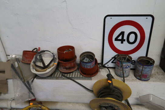 Kabeltromle, sikkerhedshjelm, skraldespand, div. Mursten m.m.