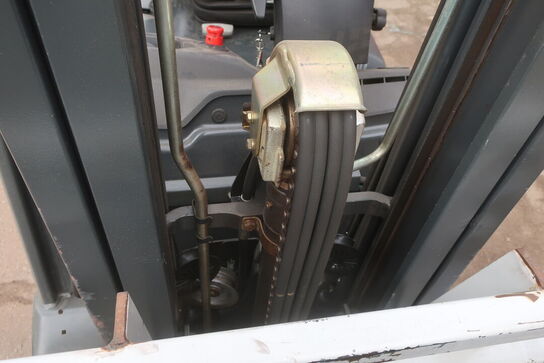 Gaffeltruck LINDE E16-01 med en papklemme