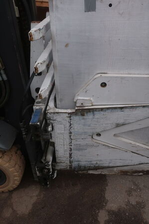 Gaffeltruck LINDE E16-01 med en papklemme