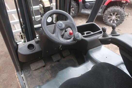 Gaffeltruck LINDE E16-01 med en papklemme