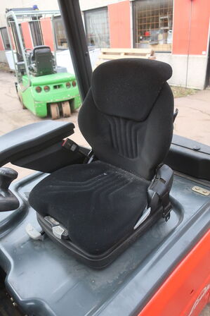 Gaffeltruck LINDE E16-01 med en papklemme