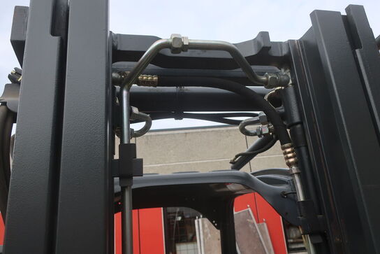 Gaffeltruck LINDE E16-01 med en papklemme