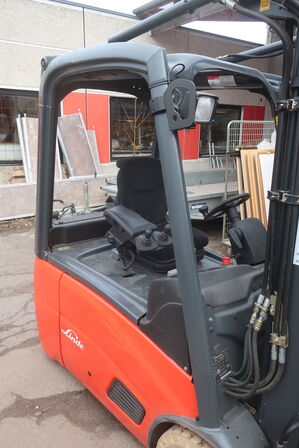 Gaffeltruck LINDE E16-01 med en papklemme