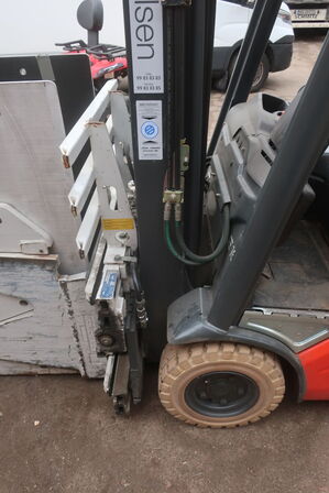 Gaffeltruck LINDE E16-01 med en papklemme