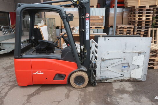 Gaffeltruck LINDE E16-01 med en papklemme