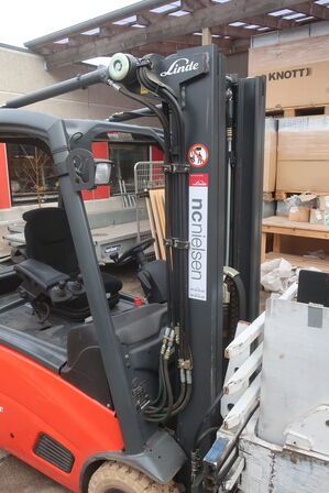 Gaffeltruck LINDE E16-01 med en papklemme
