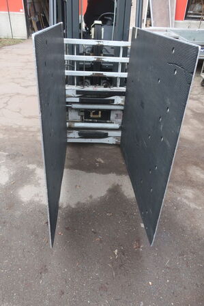 Gaffeltruck LINDE E16-01 med en papklemme