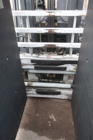 Gaffeltruck LINDE E16-01 med en papklemme