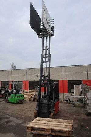 Gaffeltruck LINDE E16-01 med en papklemme