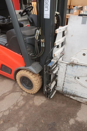 Gaffeltruck LINDE E16-01 med en papklemme