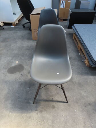 Stol VITRA EAMES