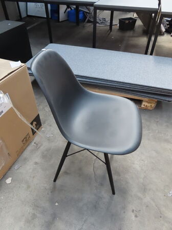 Stol VITRA EAMES