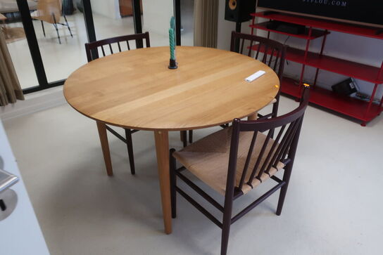 Spisebord samt 2 stk. spisebordsstole FDB J80