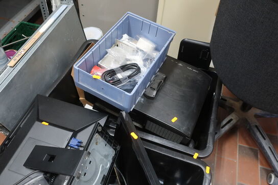 Diverse monitorer samt IT-udstyr