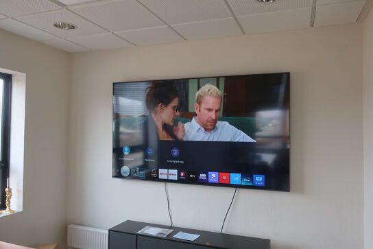 Fjernsyn 85" SAMSUNG AU7105 85 